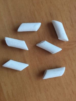 Ceramic Polishing Media Angle Cut Cylinder Shape For Soft Metal Polishing